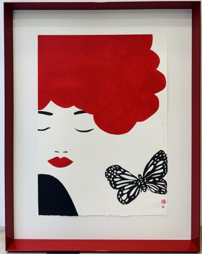 Pelirroja con mariposa